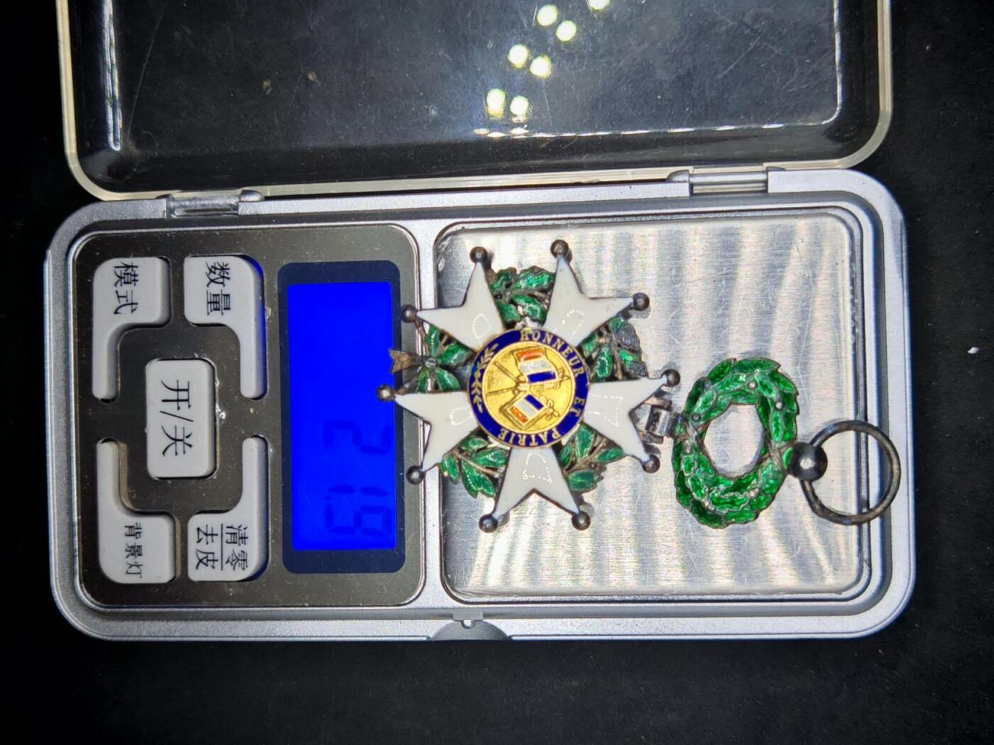 凯旋世界勋赏（第15期）（欢迎送拍）（对拍品有疑问请询问客服，不接受到手刀，出价默认拍品品相。请认真阅读拍卖规则！出价默认已认可！）（收到货请录制开箱视频，无视频概不处理问题。） 法国荣誉军团勋章勋章核心金制，打金银合标21.9g