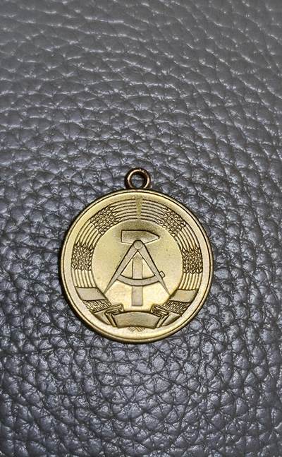 安丰章牌第一期 - 东德建国40周年荣誉奖章 缺少挂板 铜合金 品相好