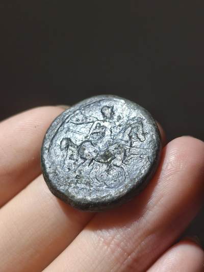 僭主希伦二世大铜币，AE27.打制于公元前275-215年，直径约27mm，面值一希米拉特，约合三分之一德拉克马。 正面为希伦二世束发面左头像，背面为一身着披风戴尖帽的骑士形象，面右持长矛。古希腊西西里岛叙拉古城，国王希伦二世，公元前275-前215年，AE27铜币。17.5克，26mm
