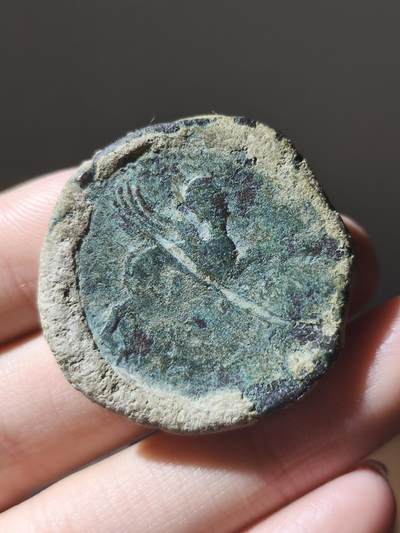 古罗马西班牙地区卡斯图洛铜币卡斯图洛(Castulo)，位于今西班牙安达卢西亚自治区的曼恩省利纳雷斯市附近。极其厚重有手感的一枚，重35.8克硬壳锈，整体风格粗犷正面罗马公民，背面狮鹫非常厚重，少见品，硬壳锈包浆