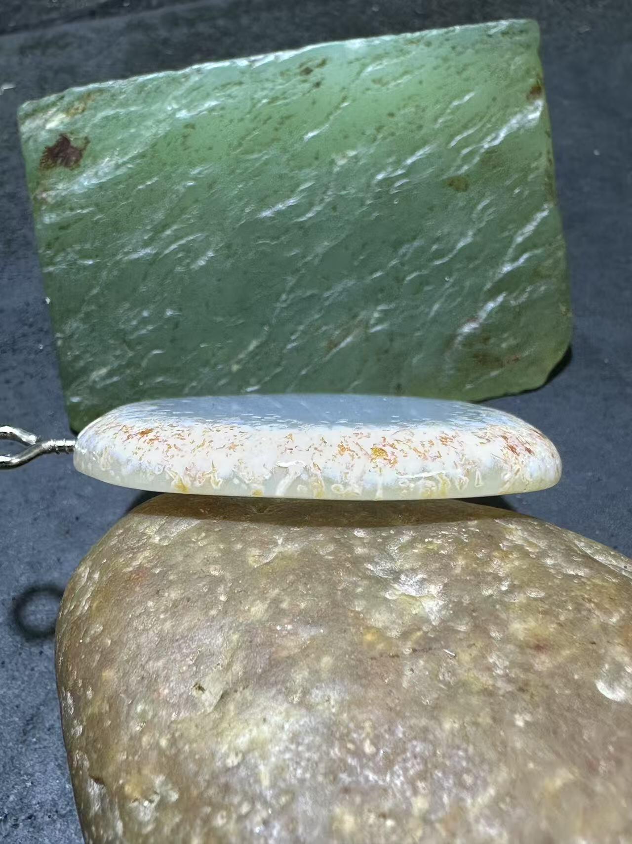 精美原皮荔枝冻白玉髓吊坠一个，