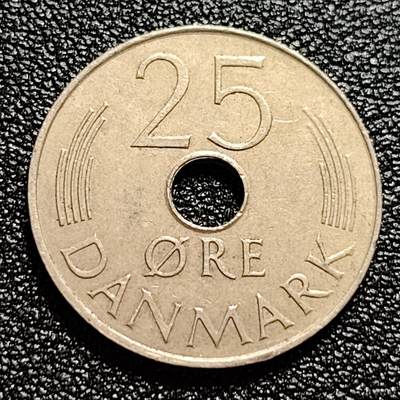 泉币菌-第60场-各国老币铜币场 - 丹麦1973年25欧尔中孔镍币 玛格丽特二世花押 