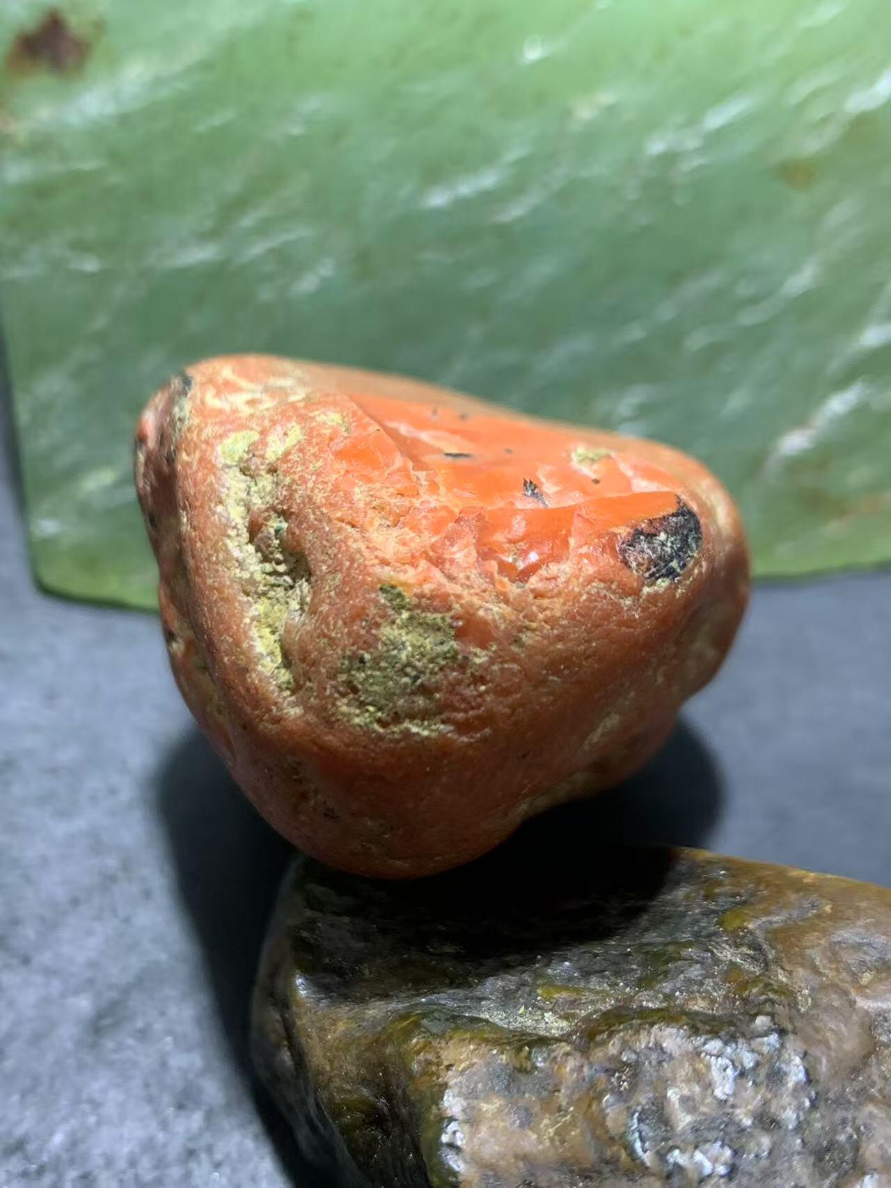 精美红皮柿子红开窗料南红玛瑙原石一颗