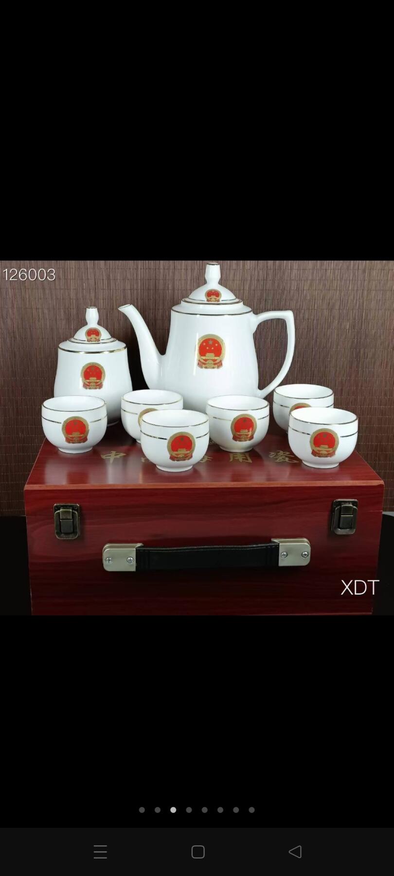图案毛瓷茶具装在木盒里