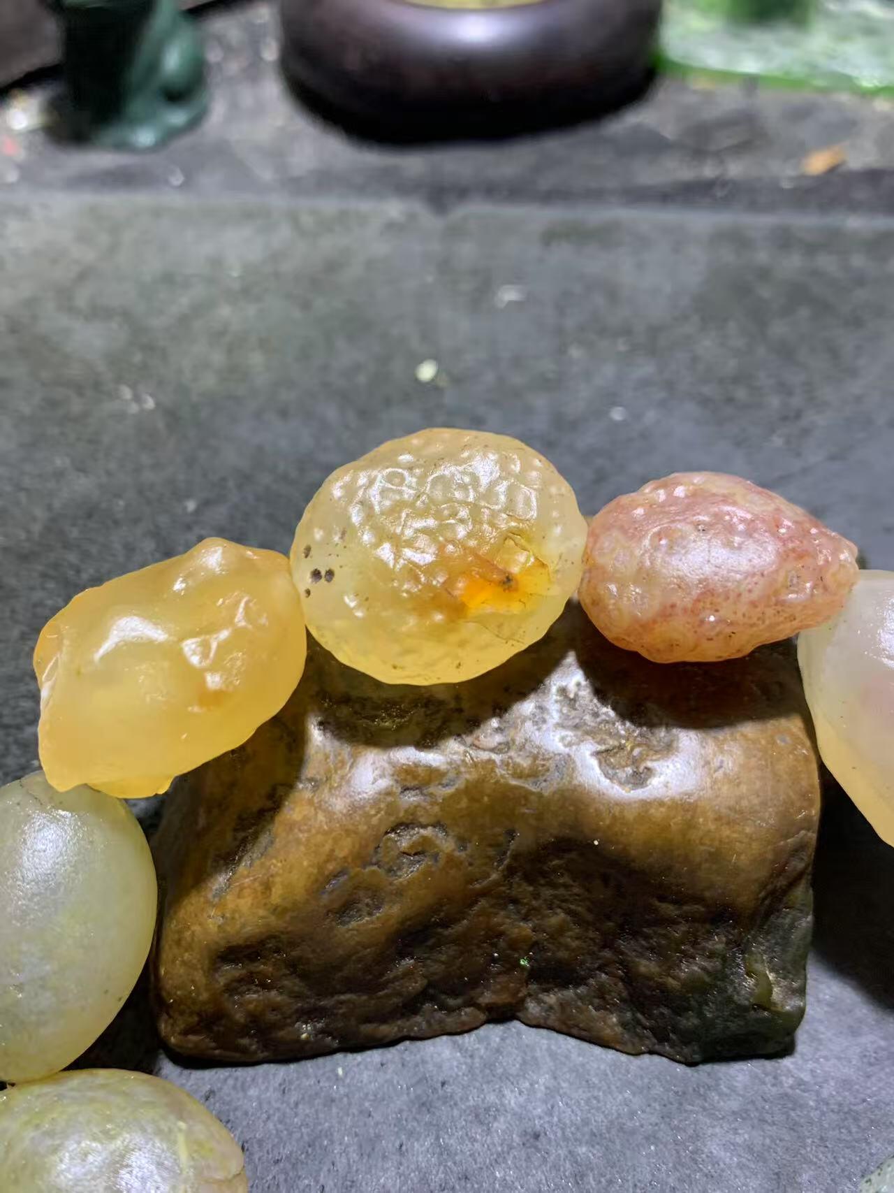 精美阿拉善玛瑙彩珠大颗粒原石手串一条，