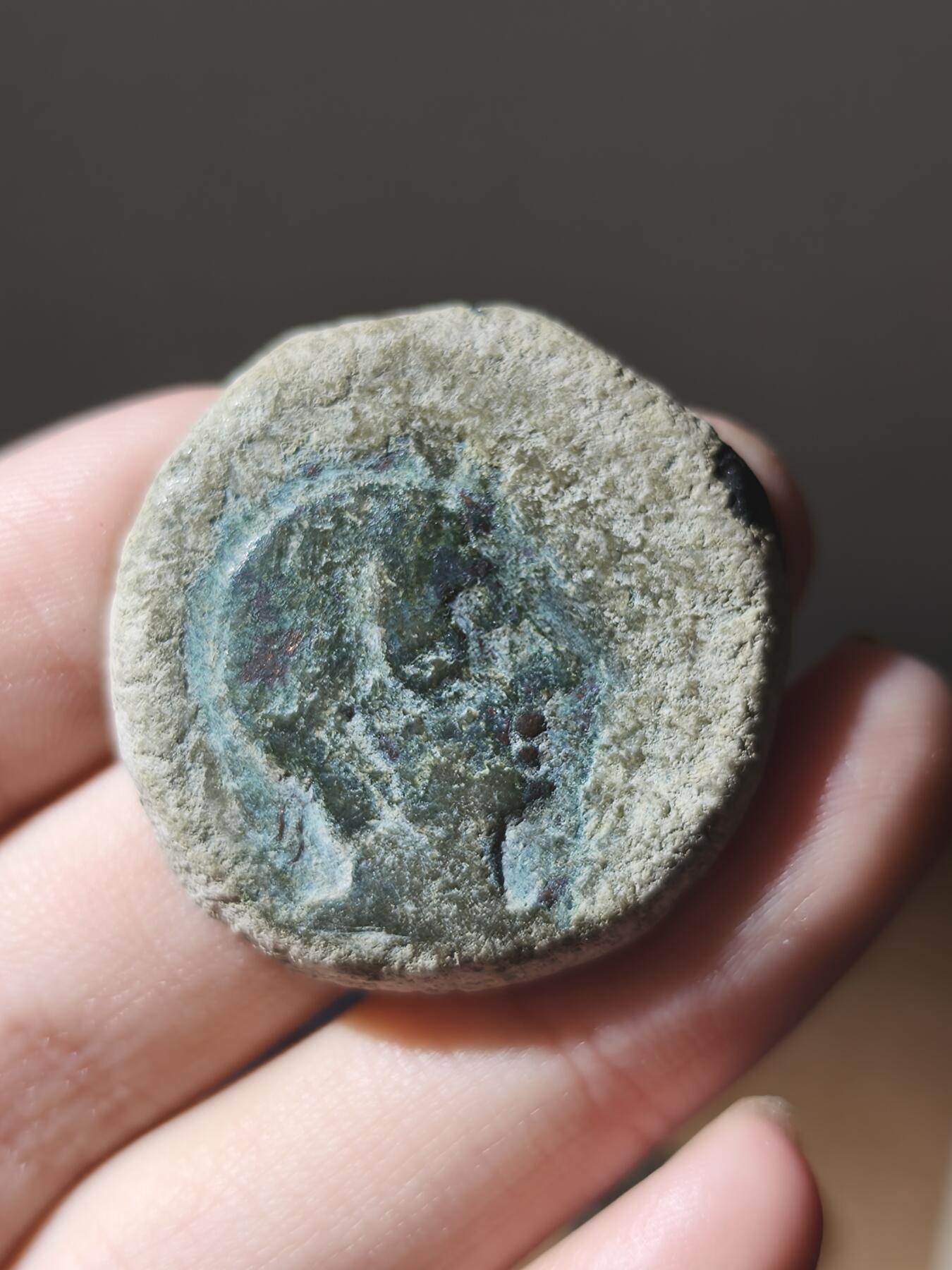 古罗马西班牙地区卡斯图洛铜币卡斯图洛(Castulo)，位于今西班牙安达卢西亚自治区的曼恩省利纳雷斯市附近。极其厚重有手感的一枚，重35.8克硬壳锈，整体风格粗犷正面罗马公民，背面狮鹫非常厚重，少见品，硬壳锈包浆