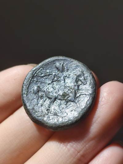 僭主希伦二世大铜币，AE27.打制于公元前275-215年，直径约27mm，面值一希米拉特，约合三分之一德拉克马。 正面为希伦二世束发面左头像，背面为一身着披风戴尖帽的骑士形象，面右持长矛。古希腊西西里岛叙拉古城，国王希伦二世，公元前275-前215年，AE27铜币。17.5克，26mm