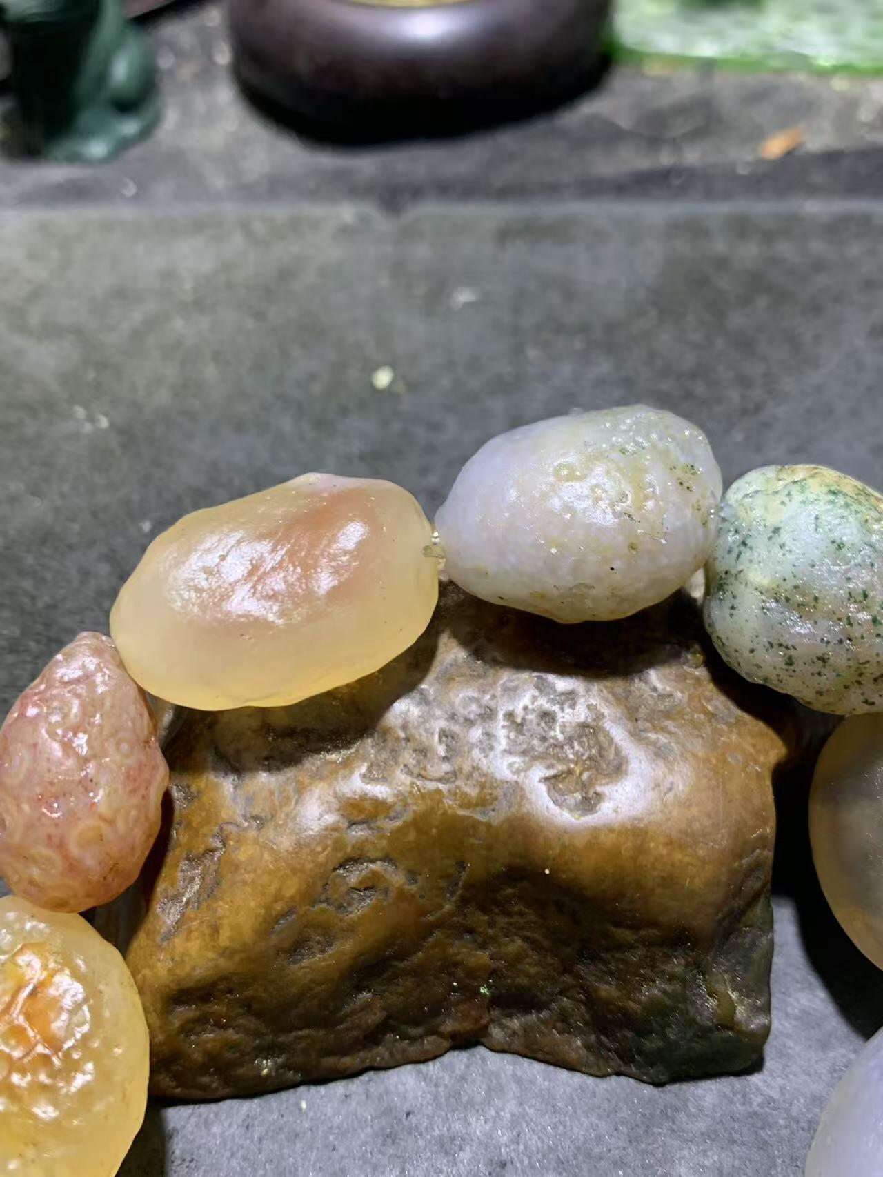精美阿拉善玛瑙彩珠大颗粒原石手串一条，