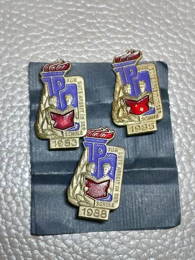安丰章牌第一期 - 东德先锋队1983，85，88年度在校表现优秀证章，总共三枚，铜质，非常有分量。