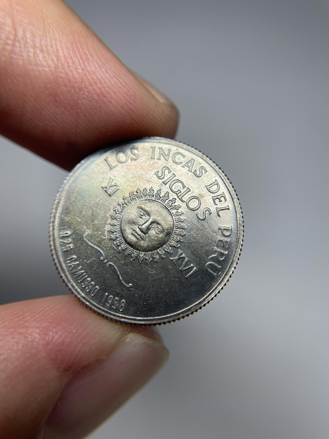 2025年集古藏今外币拍卖第七期-第3场—（总第253拍），可以寄存60天，满160元包邮。 秘鲁最古老的银器店马卡穆索银器店制925银章-印加帝国皇帝-瓦伊纳.卡帕克，直径20毫米，重量6.1克