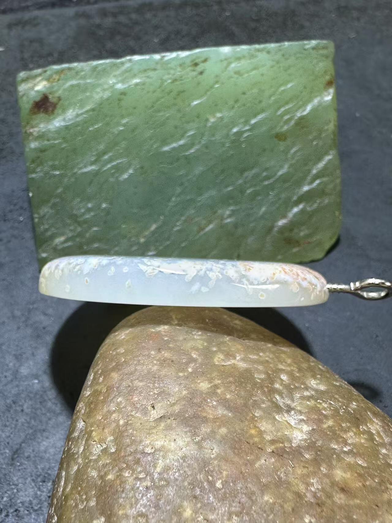 精美原皮荔枝冻白玉髓吊坠一个，