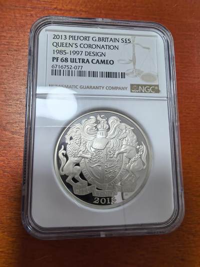 长老汇蛇年精选第二十八场拍卖 英国伊丽莎白二世加冕六十周年纪念5英镑加厚精制银币，56.56克925银， NGC PF68UC，加厚盒，85-97头像，裸币1500元