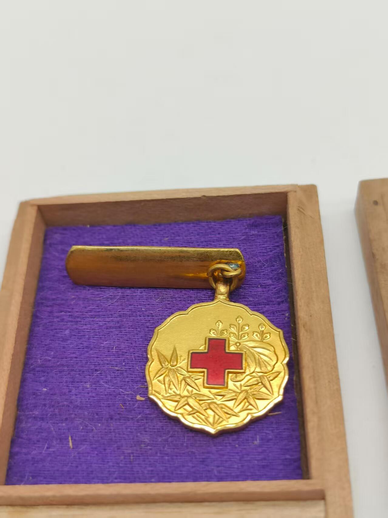 笃志看护妇女会特别会员章 爱国妇人会 赤十字社战时纪念章 金色徽章 战时十分罕见 带原盒