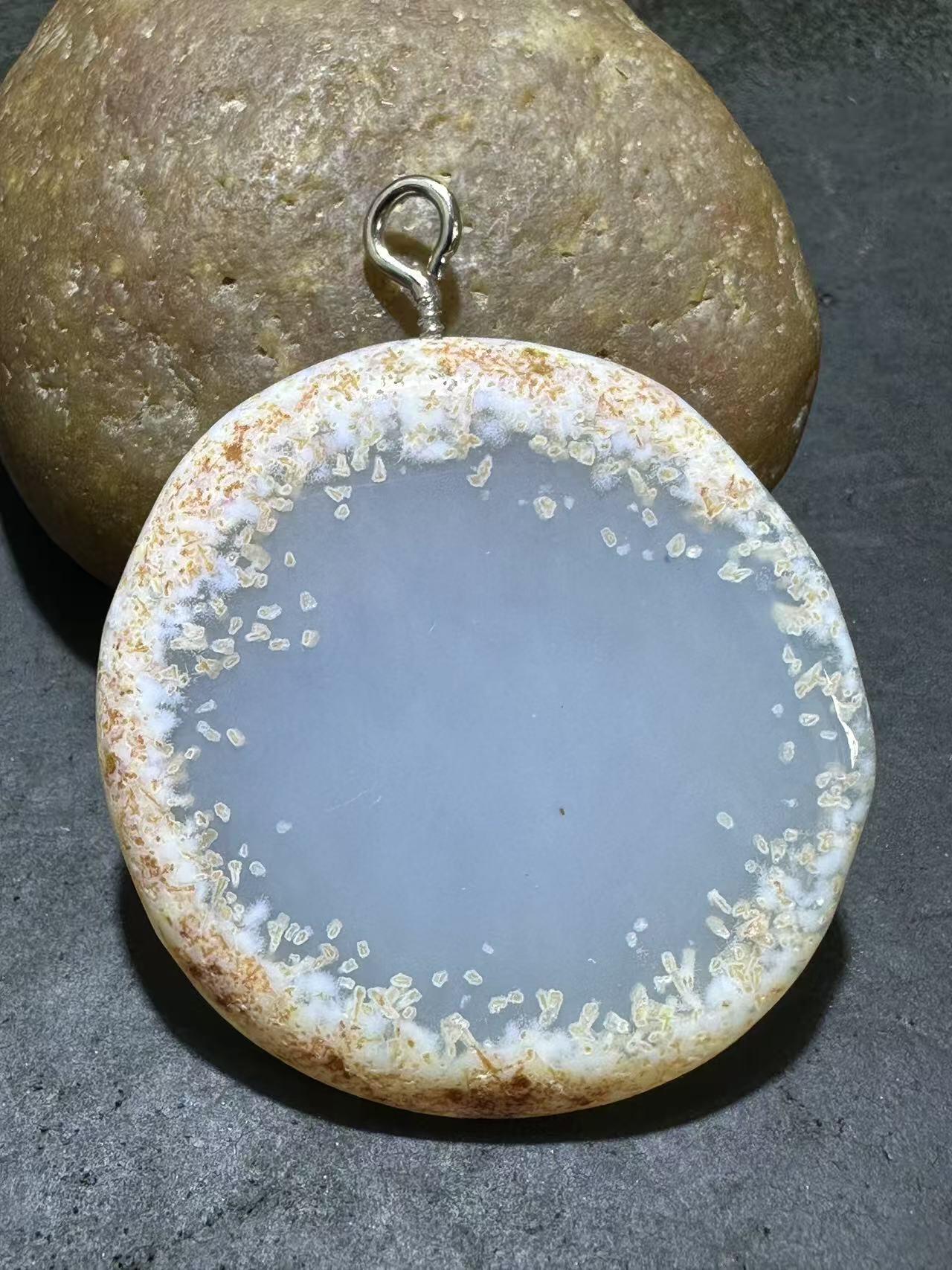 精美原皮荔枝冻白玉髓吊坠一个，