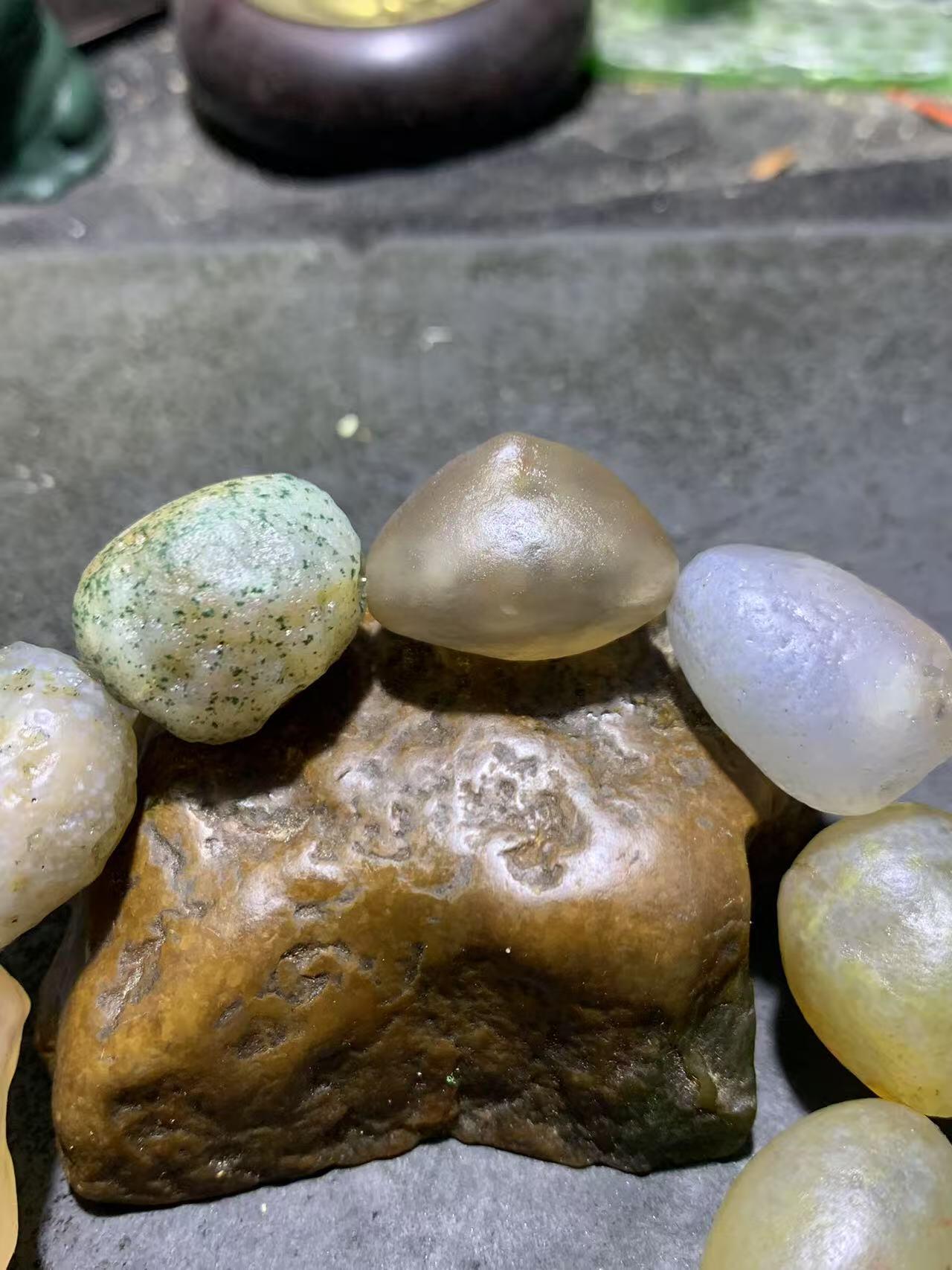 精美阿拉善玛瑙彩珠大颗粒原石手串一条，