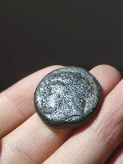 僭主希伦二世大铜币，AE27.打制于公元前275-215年，直径约27mm，面值一希米拉特，约合三分之一德拉克马。 正面为希伦二世束发面左头像，背面为一身着披风戴尖帽的骑士形象，面右持长矛。古希腊西西里岛叙拉古城，国王希伦二世，公元前275-前215年，AE27铜币。17.5克，26mm
