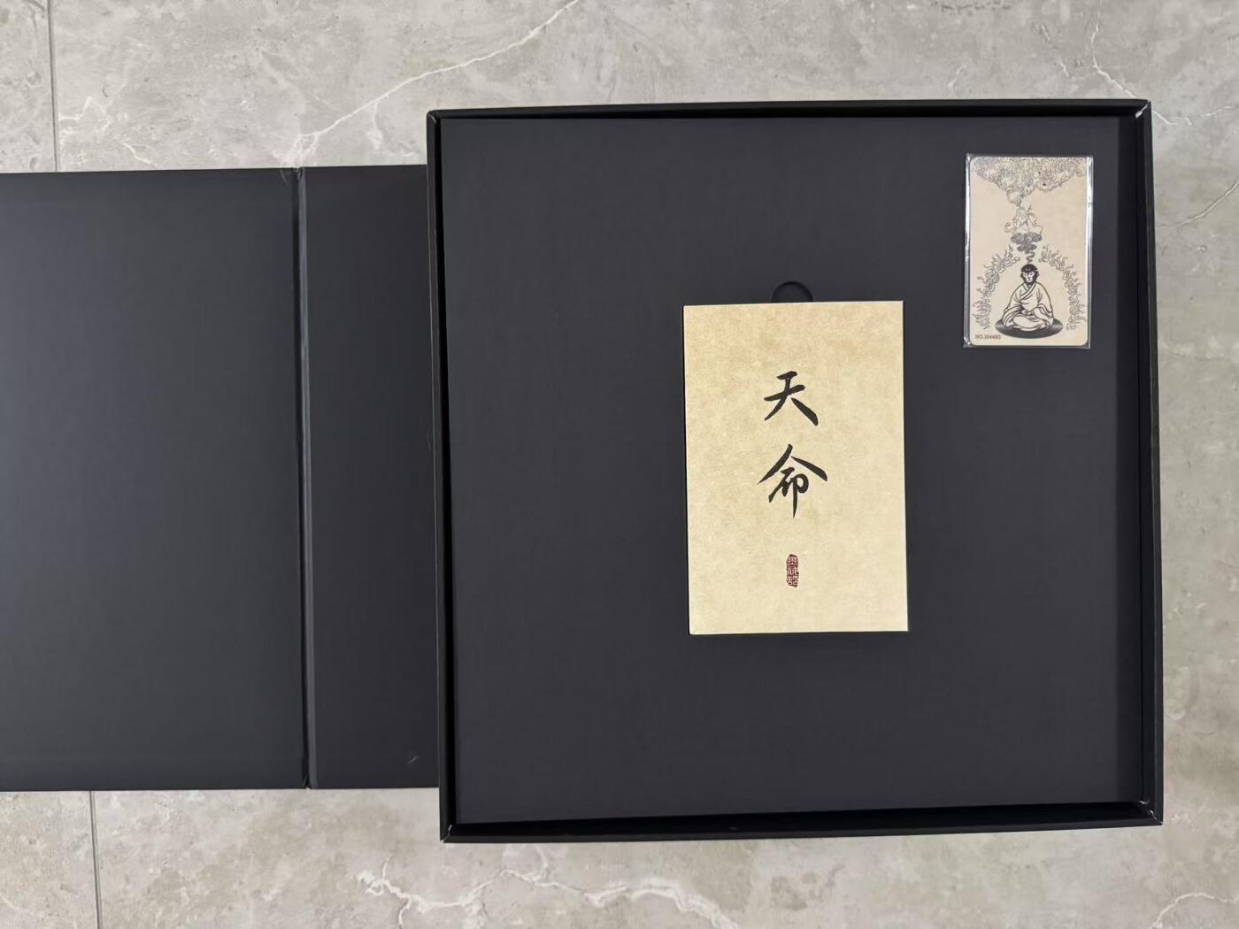 零元拍：老让上重磅，多重算重磅？！灵根育孕源流出，心性修持大道生。《黑神话：悟空》美术总监杨奇；制作人冯骥；陕北说书传承人，最经典的《黄风起兮》创作者熊竹英老师；指挥家李伯威老师；作曲家李佳骐老师；翟锦彦老师等十位大咖亲签《黑神话：悟空》游戏音乐精选专辑双彩胶LP！