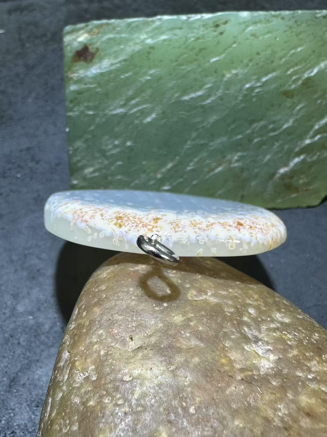 精美原皮荔枝冻白玉髓吊坠一个，