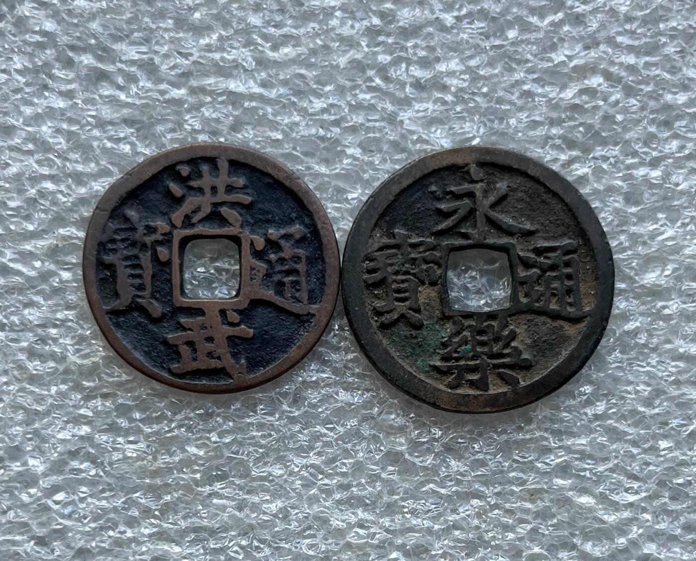 英国1902布尔战争银质奖章，十年袁大头银元、宣统新疆饷银五钱。民俗老物件(银发簪、小银锁头、银八角香囊、民主双旗银花钱、清代和田玉鼻烟壶)。中国历代古钱币一批、含会昌开元、北魏五铢、常平五铢、北周布泉/五行大布、新莽布泉、三国蜀刘备直百五铢，南宋纪年钱整套收藏等。彼得堡世界钱币勋章拍卖第131期