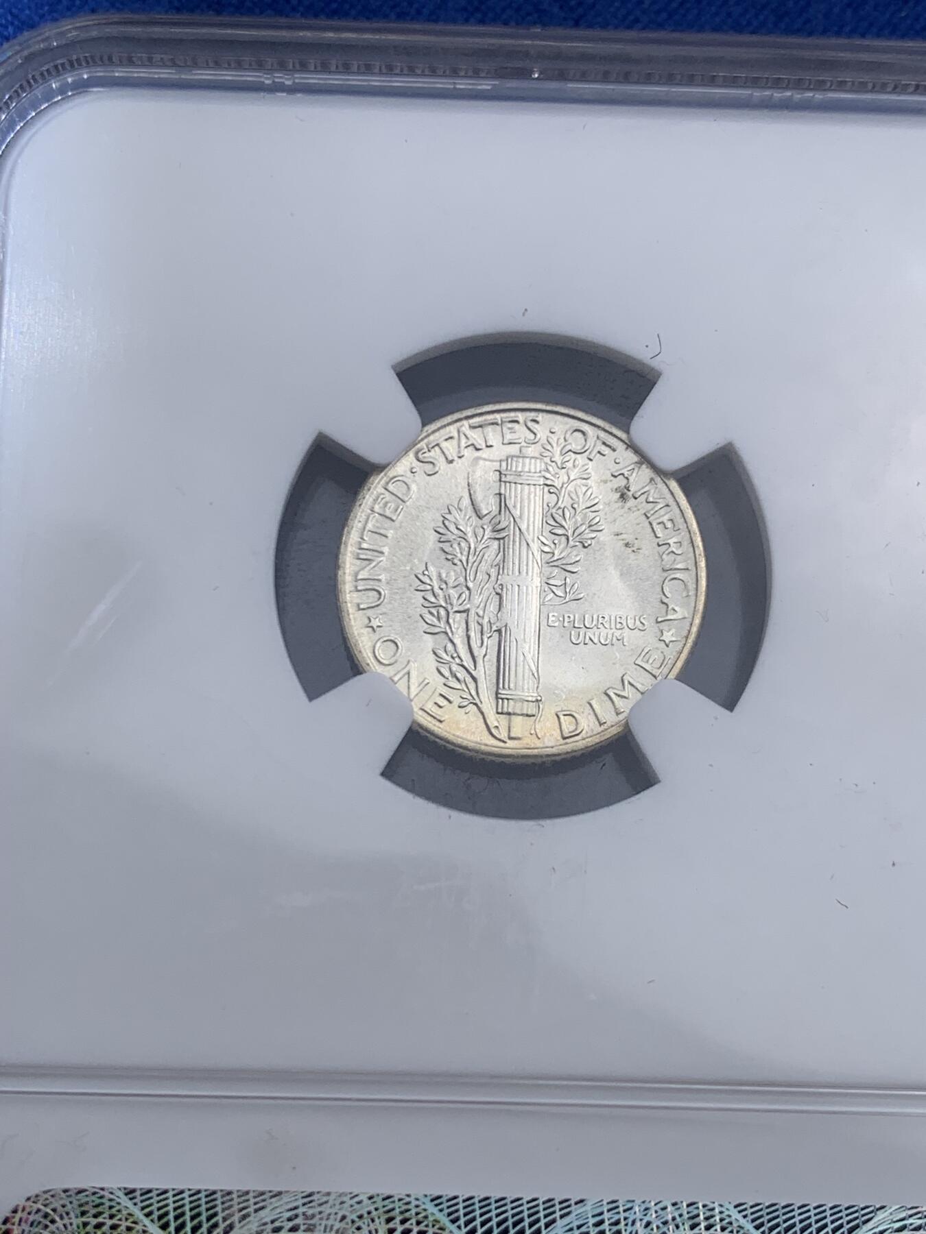 《竞宝斋》第404场 周日，周一，2场连拍 （全场包邮） NGC MS66 美国1945年小飞人10分银币 盒子上沿有磕