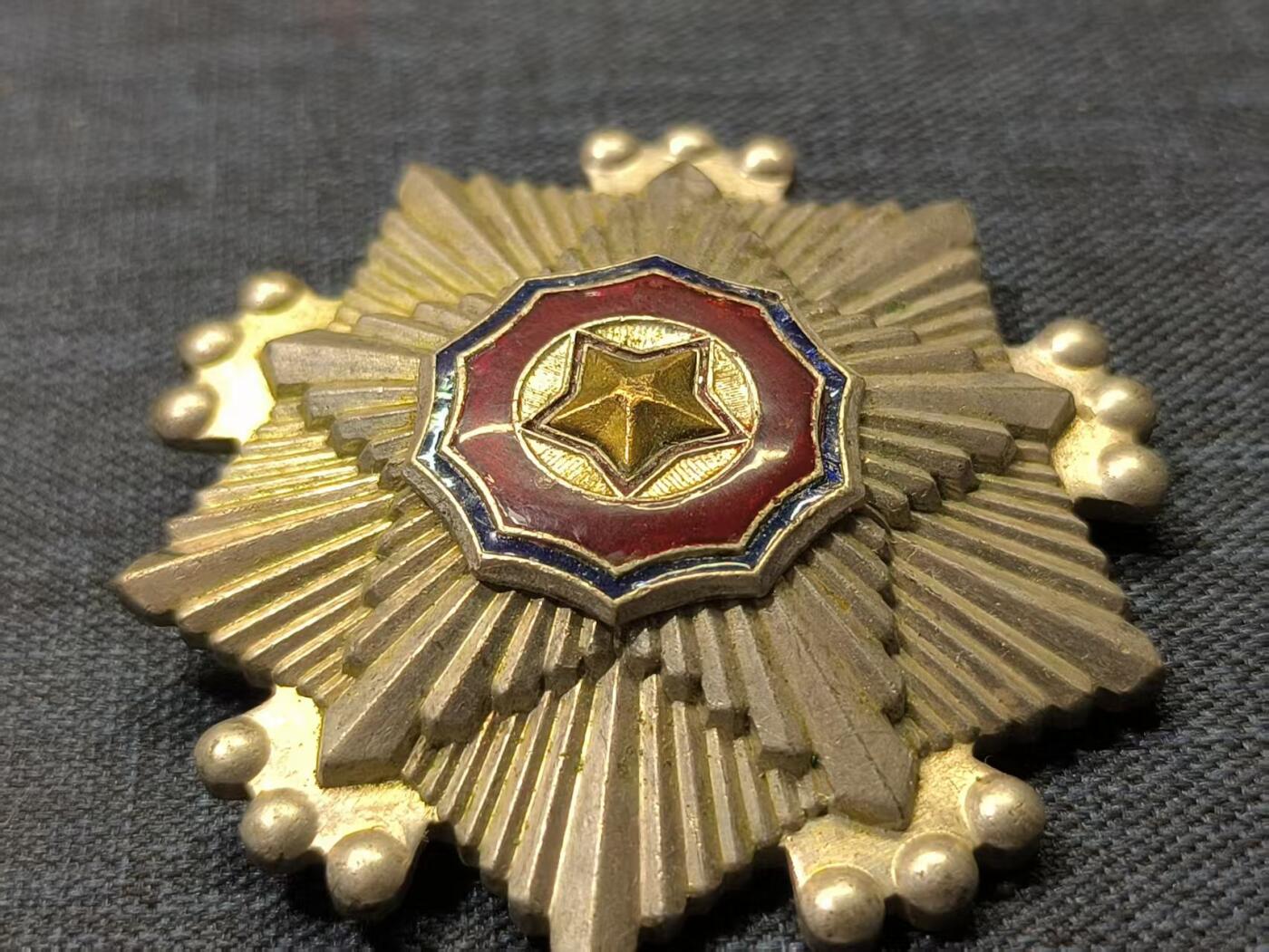 古林万国勋赏☆☆爱藏☆☆精品第二期-分享拍场赚佣金 朝鲜人民民主主义共和国三级国旗勋章 早期编号版
