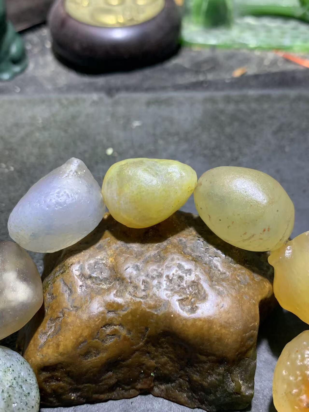 精美阿拉善玛瑙彩珠大颗粒原石手串一条，