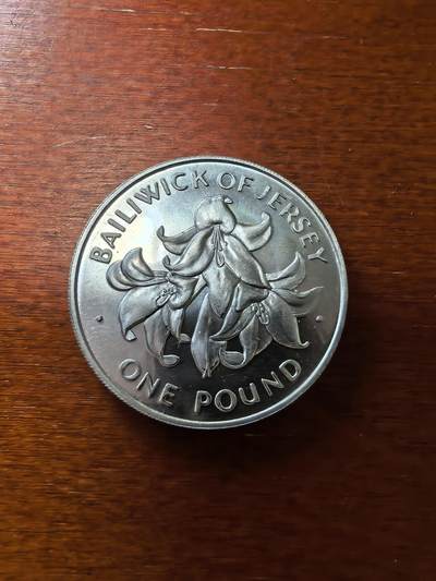 长老汇蛇年精选第二十八场拍卖 1972泽西女王银婚1镑银币，与龙虾币一组