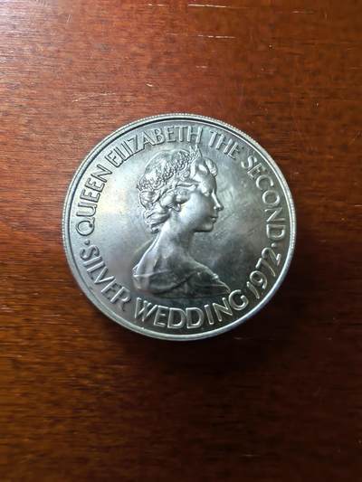 长老汇蛇年精选第二十八场拍卖 1972泽西女王银婚1镑银币，与龙虾币一组