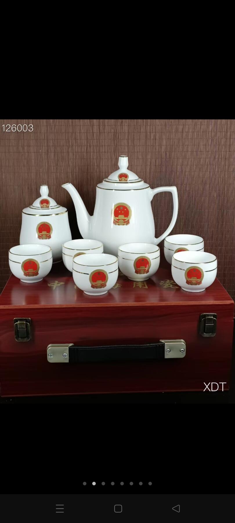 图案毛瓷茶具装在木盒里
