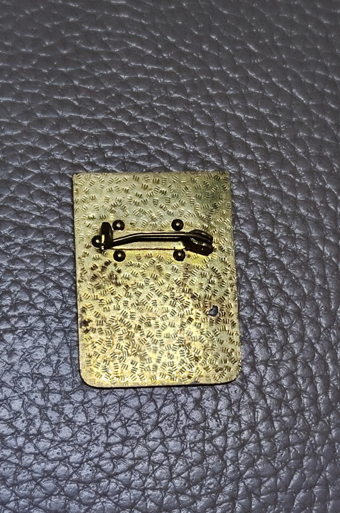 安丰章牌第一期 东德工人阶级30年纪念徽章，表面有点裂痕，合金材质，品相如图所示。