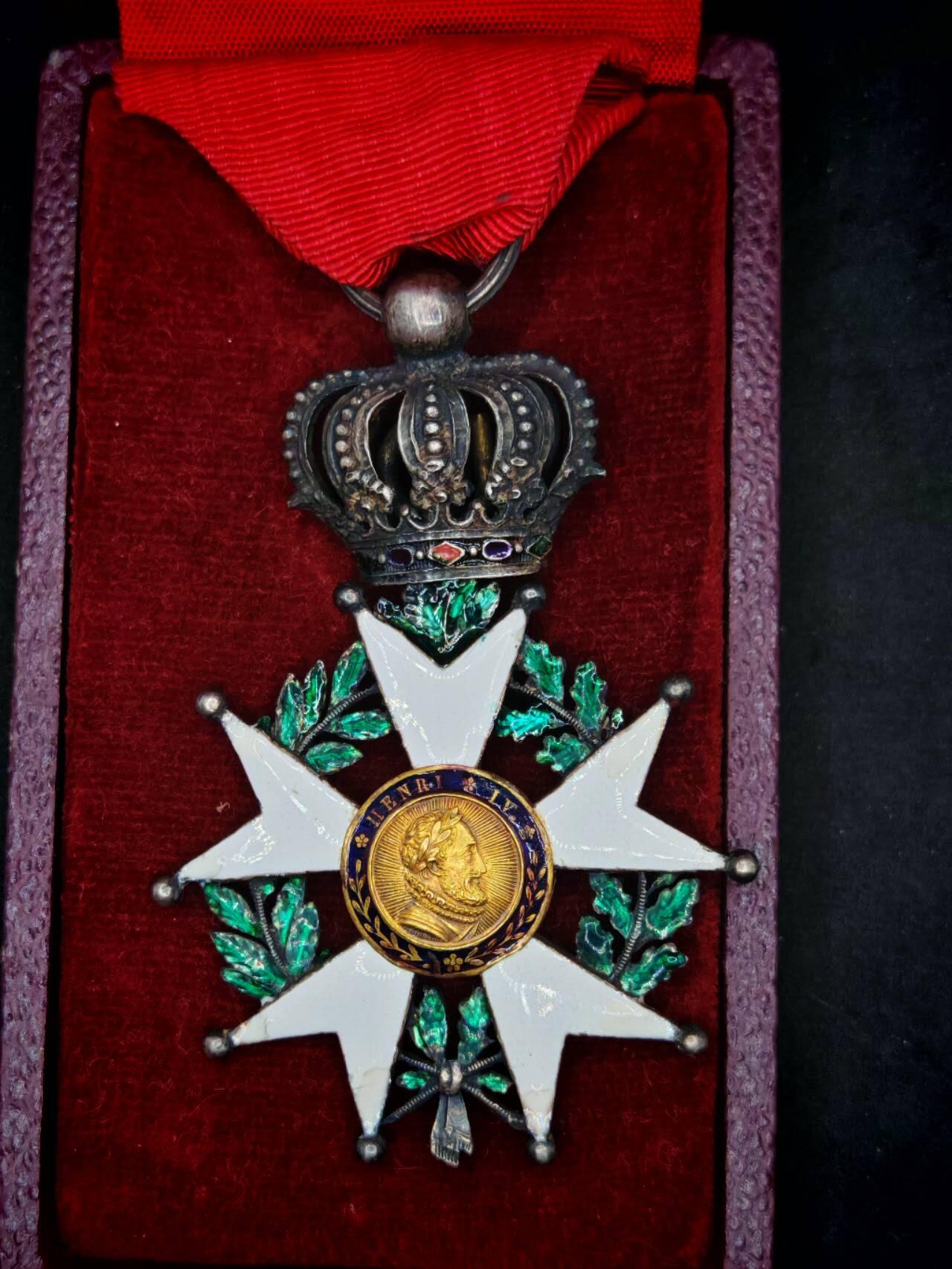 凯旋世界勋赏（第17期）（欢迎送拍）（对拍品有疑问请询问客服，不接受到手刀，出价默认拍品品相。请认真阅读拍卖规则！出价默认已认可！）（收到货请录制开箱视频，无视频概不处理问题。） 法国七月王朝荣誉军团勋章银制核心金制（打银标皇冠有珐琅点缀）
