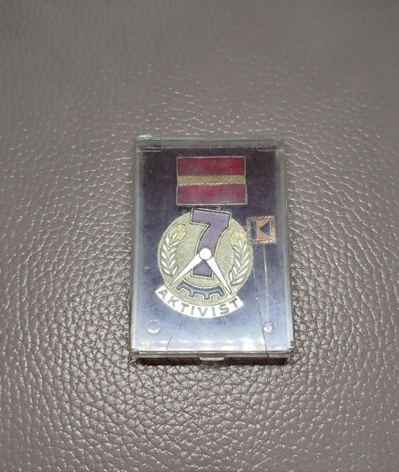 安丰章牌第一期 东德 民主德国DDR 七年计划劳动模范奖章 带原盒，有一个小别针，买的时候就在里面应该是获得者工作单位单位的