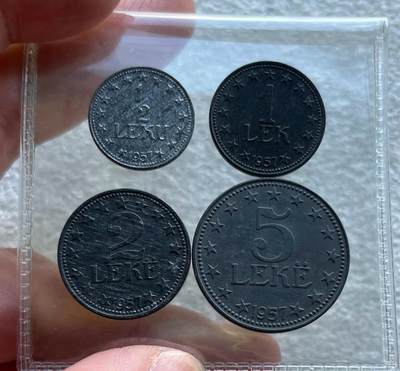 英国1902布尔战争银质奖章，十年袁大头银元、宣统新疆饷银五钱。民俗老物件(银发簪、小银锁头、银八角香囊、民主双旗银花钱、清代和田玉鼻烟壶)。中国历代古钱币一批、含会昌开元、北魏五铢、常平五铢、北周布泉/五行大布、新莽布泉、三国蜀刘备直百五铢，南宋纪年钱整套收藏等。彼得堡世界钱币勋章拍卖第131期 - 阿尔巴尼亚1957年1/2、1、2、5列克锌币4枚套