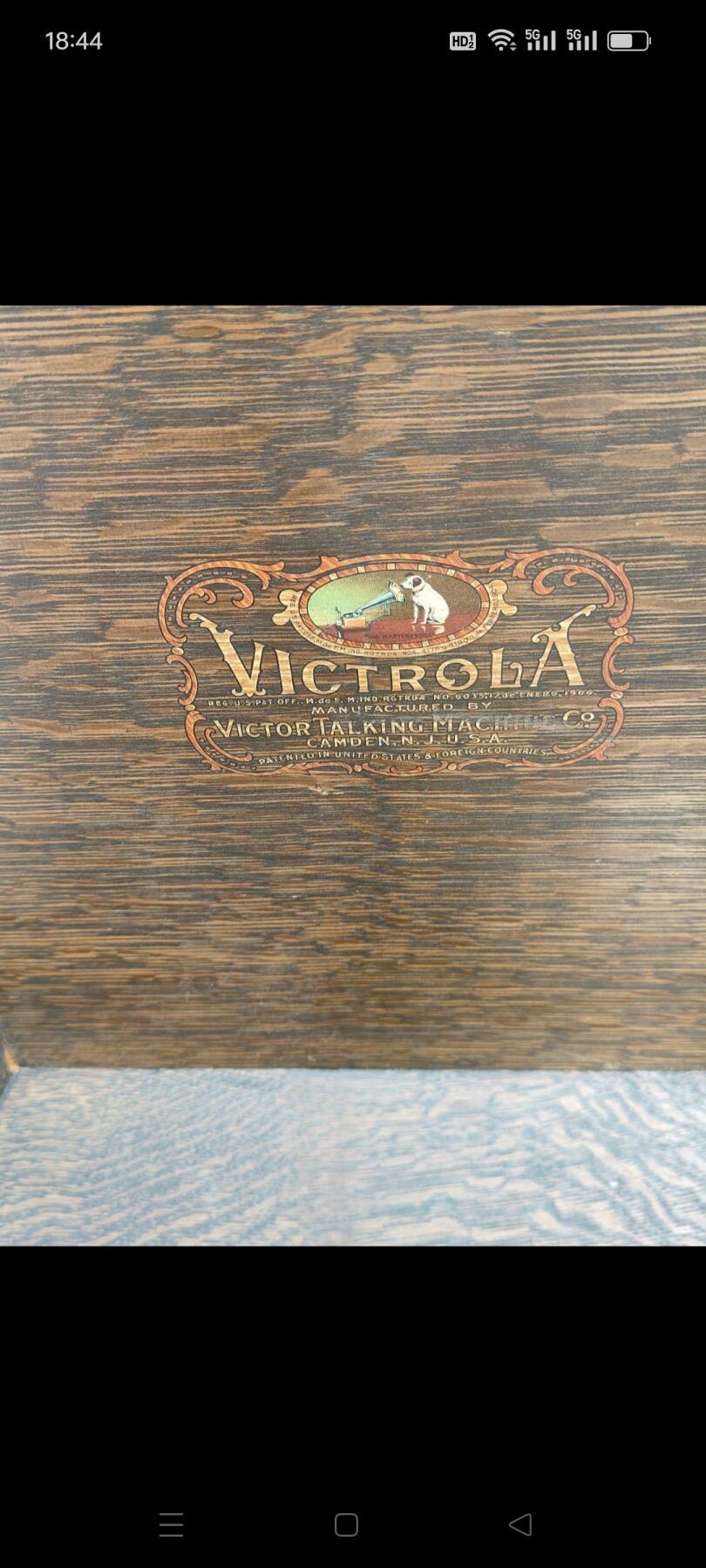 民国时期美国胜利牌落地式手摇留声机，高1.06米，宽50厘米，厚57厘米，保存完好，品相一流，音质超好，正常使用