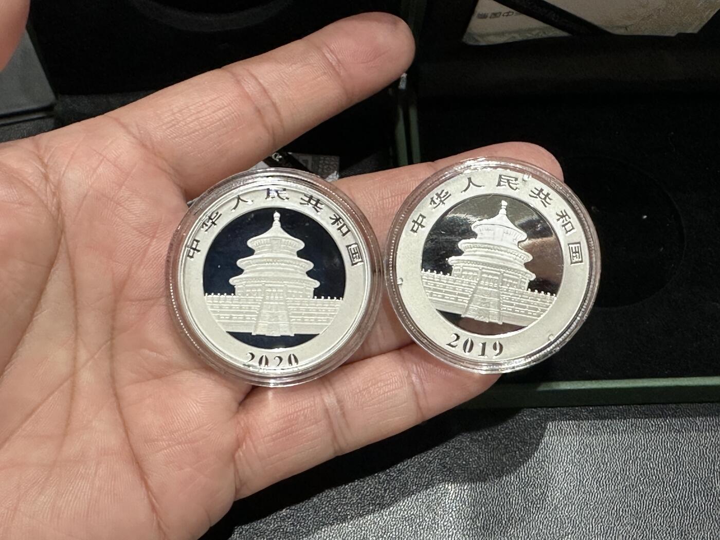 《外钞收藏家》第五百五十期（本期精选优质评级和丰富的裸币套币）（长期征集拍品、欢迎藏友们联系送拍合作） 2019号2020年熊猫银币 2枚 一起 原盒原证书