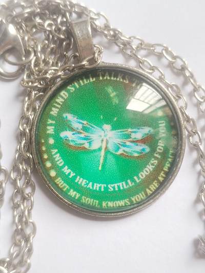 乱七八糟的 彩宝水晶挂件。