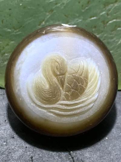 精品亚光药师玛瑙手工雕刻天鹅板珠（背云）一颗。 - 精品亚光药师玛瑙手工雕刻天鹅板珠（背云）一颗。