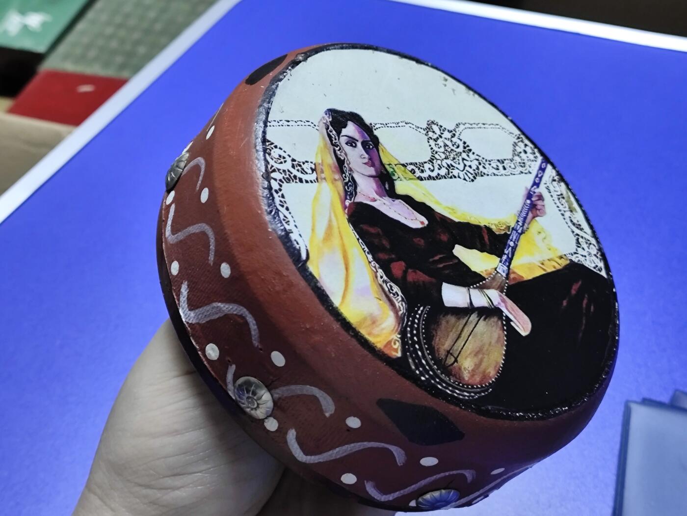 搬档清货：杂七杂八A 新疆旅游纪念品，传统手鼓 手工制作，很有质感，直径大概12cm左右