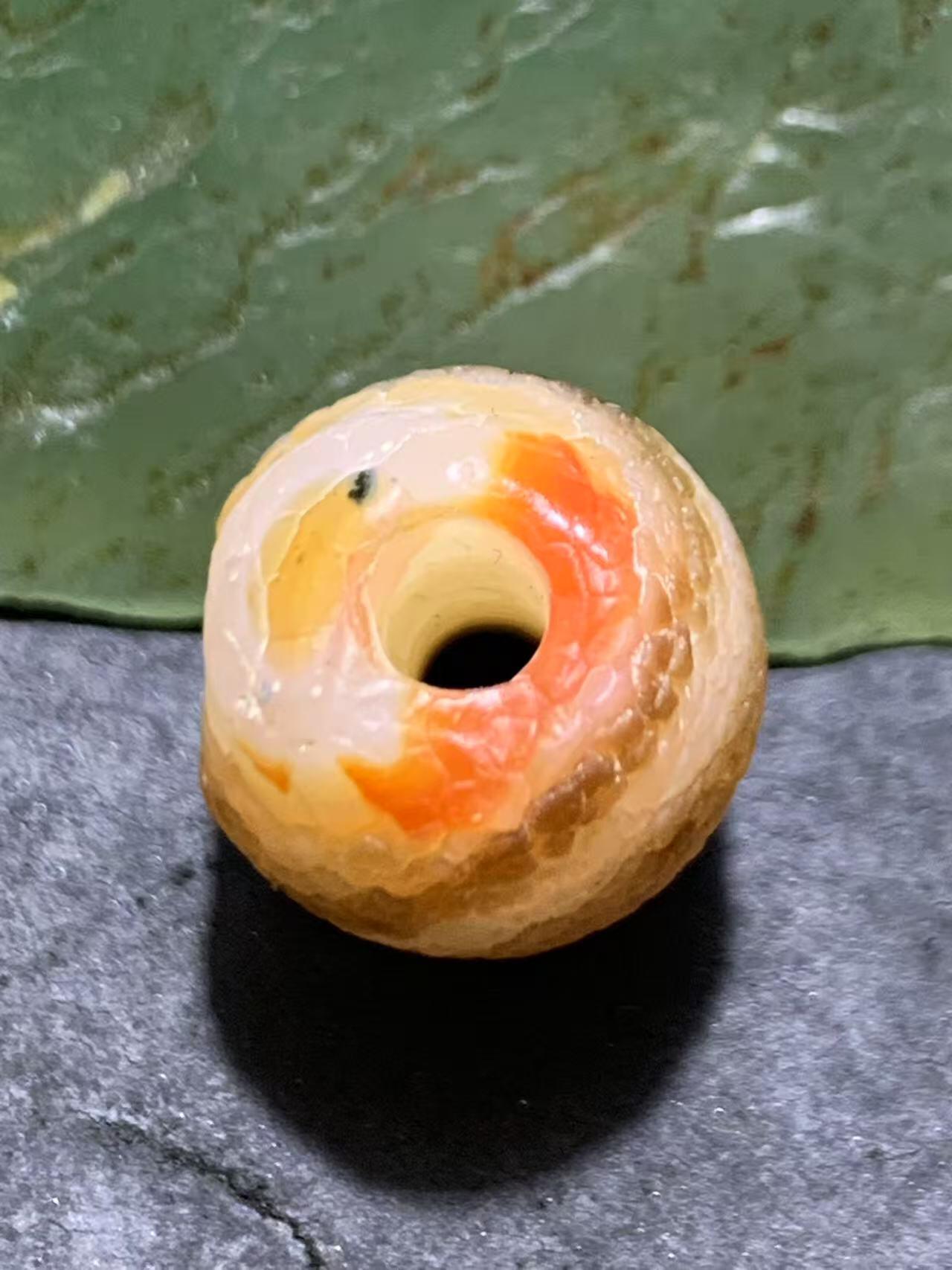 高玉化龙鳞风化纹缠丝玛瑙随形桶珠一颗