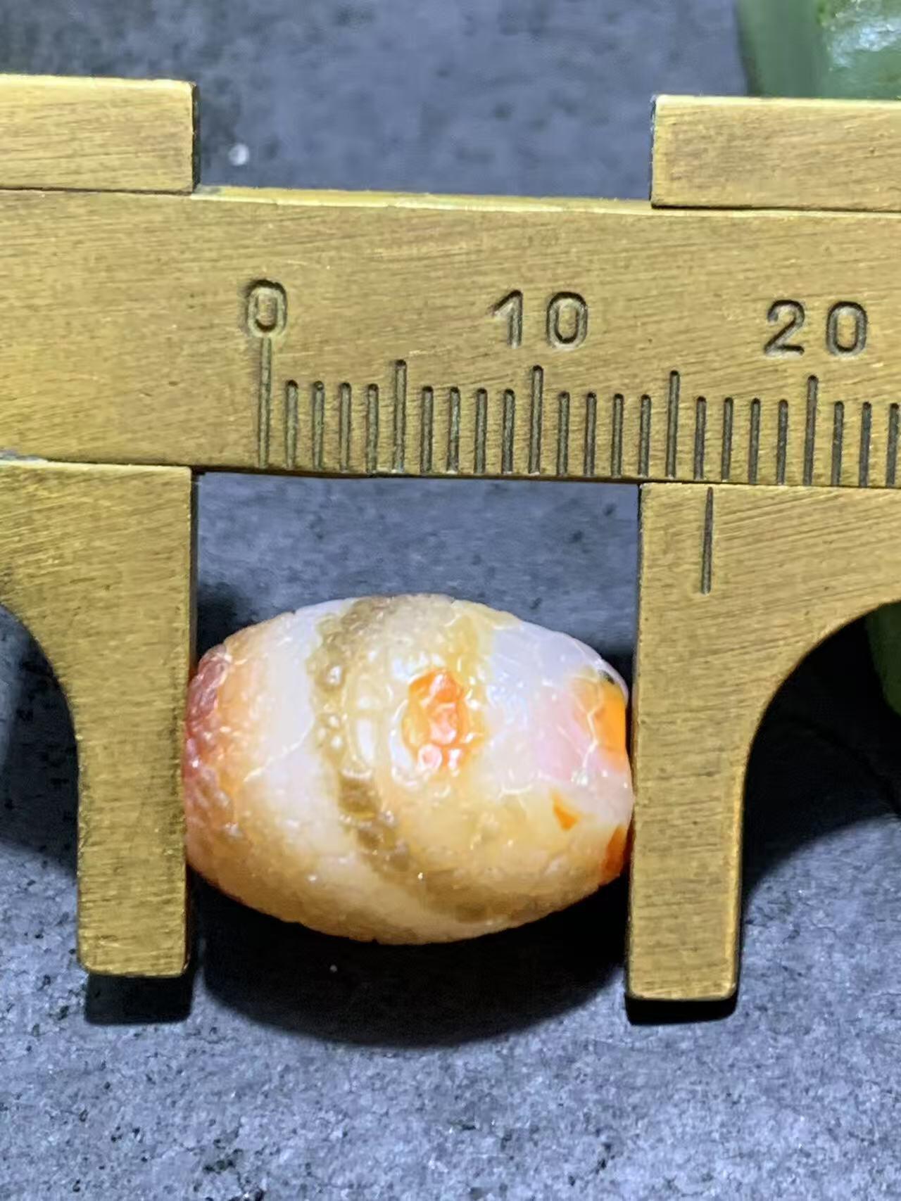 高玉化龙鳞风化纹缠丝玛瑙随形桶珠一颗