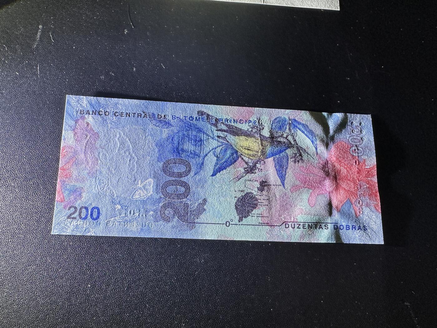 《外钞收藏家》第五百五十期（本期精选优质评级和丰富的裸币套币）（长期征集拍品、欢迎藏友们联系送拍合作） 2020年圣多美和普林西比200 全新UNC 尾108