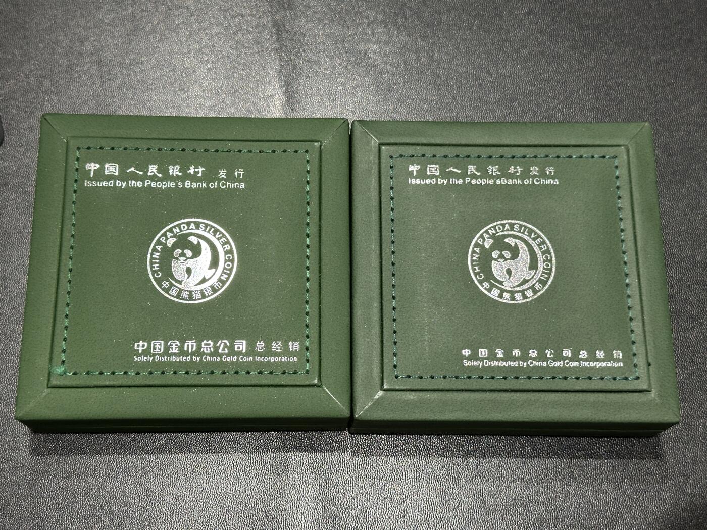 《外钞收藏家》第五百五十期（本期精选优质评级和丰富的裸币套币）（长期征集拍品、欢迎藏友们联系送拍合作） 2019号2020年熊猫银币 2枚 一起 原盒原证书