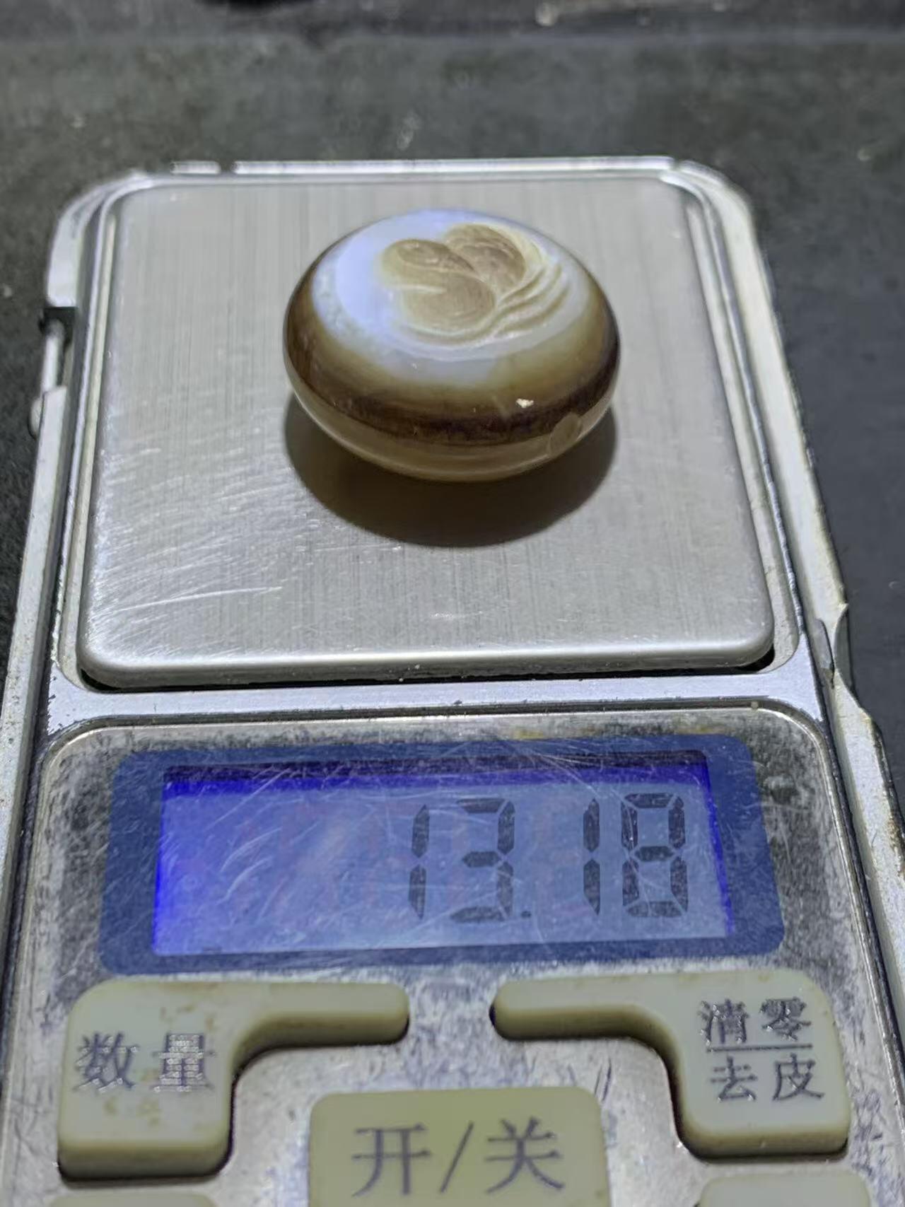 精品亚光药师玛瑙手工雕刻天鹅板珠（背云）一颗。
