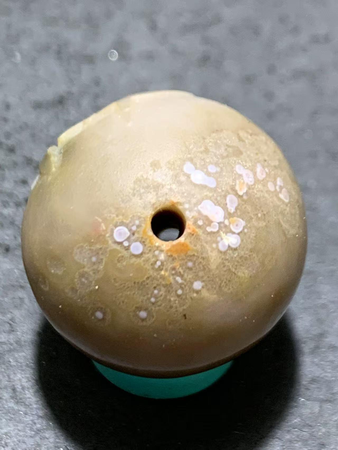 精美冻料风化纹天眼气泡纹理战国红玛瑙手工雕刻佛字随形珠一颗！