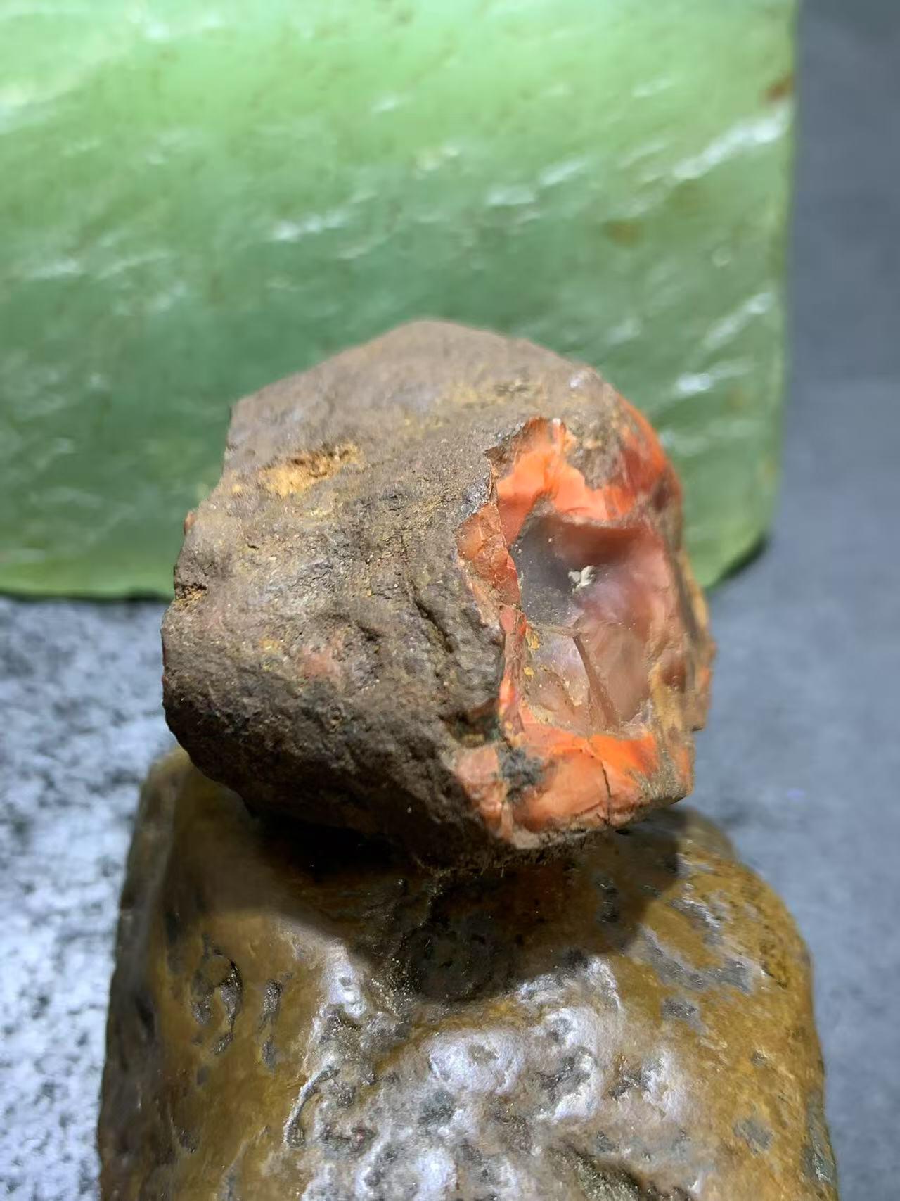 精美原皮荔枝冻飘柿子红大开窗料南红玛瑙原石一颗