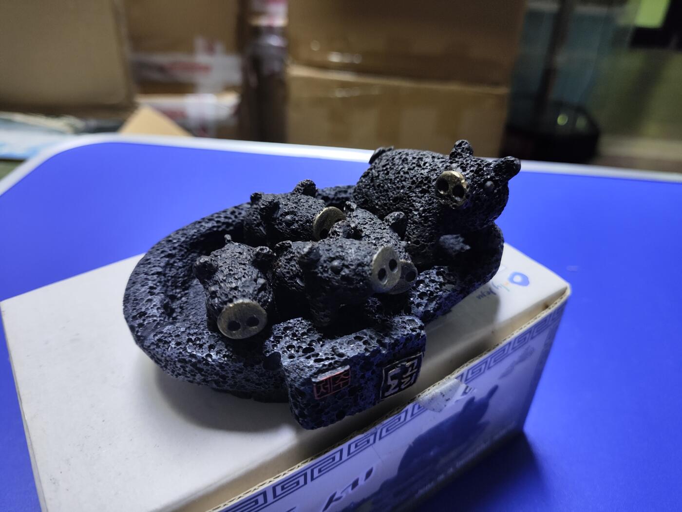 搬档清货：杂七杂八A 韩国济州岛旅游纪念品，火山石制作的小猪仔摆件