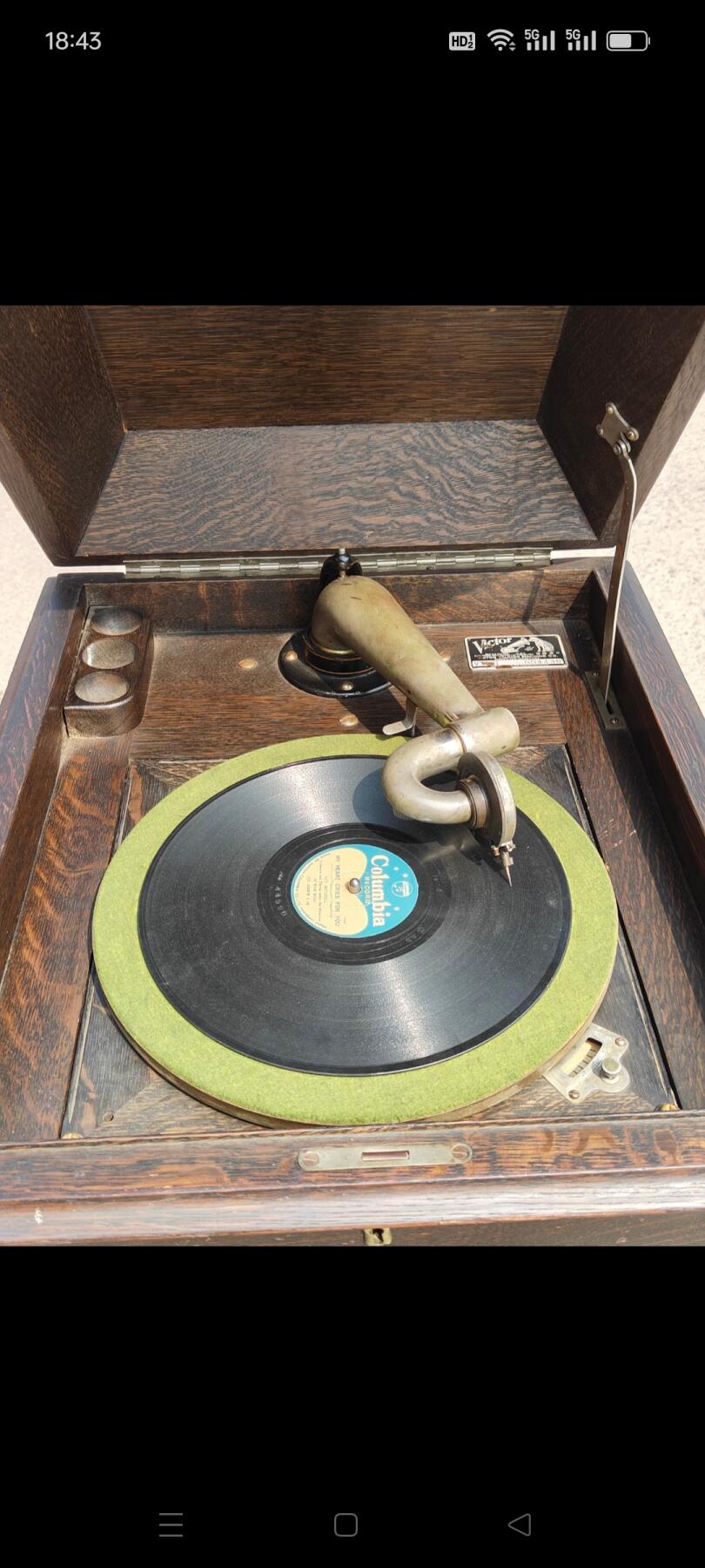 民国时期美国胜利牌落地式手摇留声机，高1.06米，宽50厘米，厚57厘米，保存完好，品相一流，音质超好，正常使用