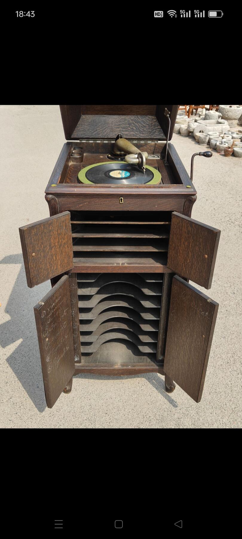 民国时期美国胜利牌落地式手摇留声机，高1.06米，宽50厘米，厚57厘米，保存完好，品相一流，音质超好，正常使用