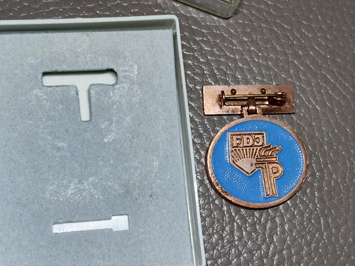安丰章牌第一期 东德少年先锋队优秀宣传成就奖章，带盒好品。
