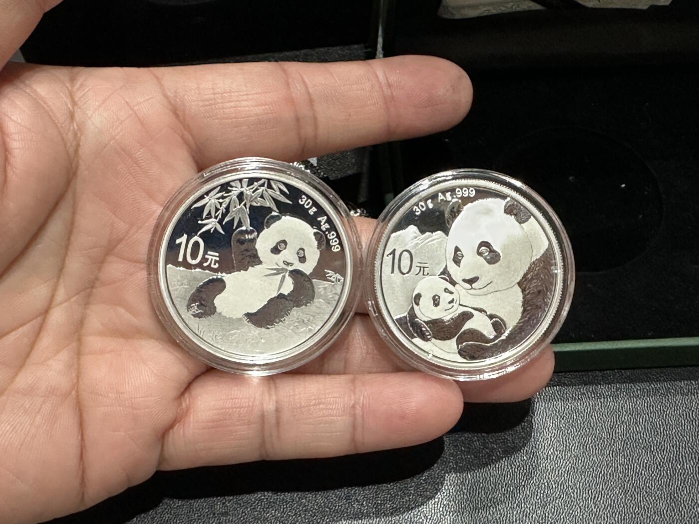《外钞收藏家》第五百五十期（本期精选优质评级和丰富的裸币套币）（长期征集拍品、欢迎藏友们联系送拍合作） 2019号2020年熊猫银币 2枚 一起 原盒原证书